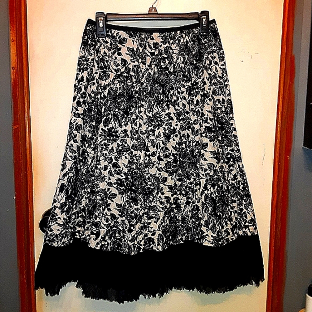 PETER NYGARD BLACK & CREAM CHIFFON EDGE FLORAL EMBROIDERED SKIRT